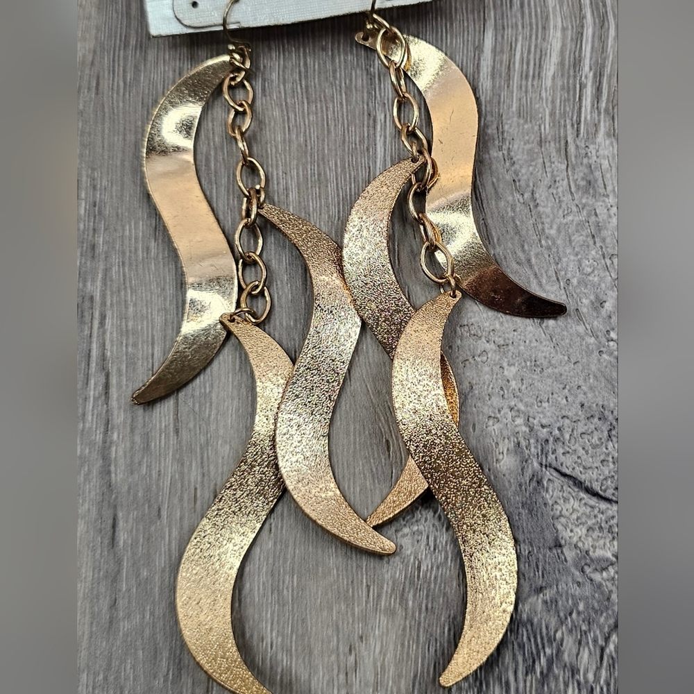 Chic Gold Wave Twisted Ribbon Earrings